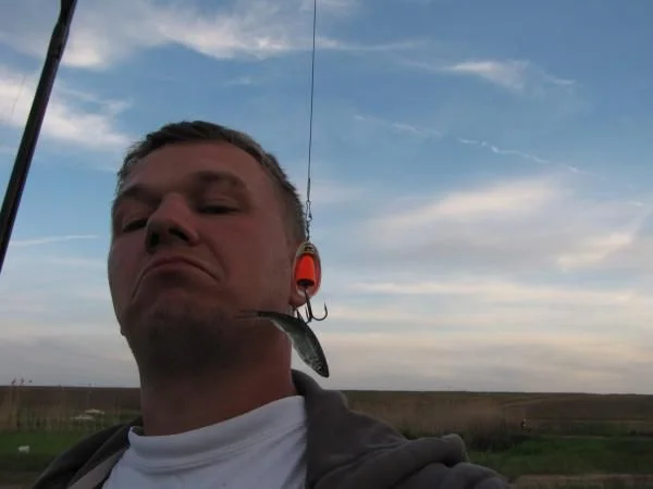 новое увлечение Акакича )))) разновидность сережек..