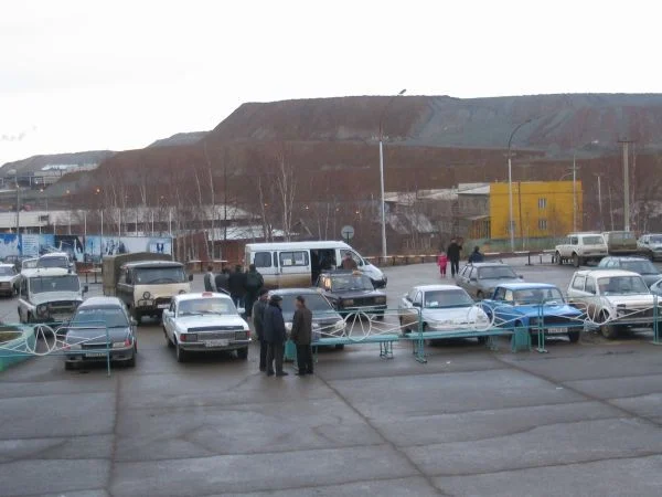 отвалы породы из трубки МИР