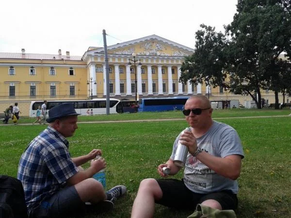 Пьем напротив адмиралтейства