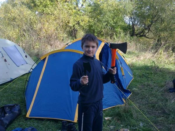 помогаю рубить дрова