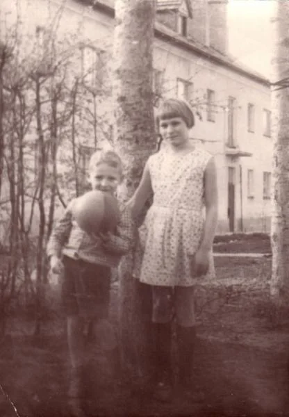 С сетренкой Светланой 
1969-й