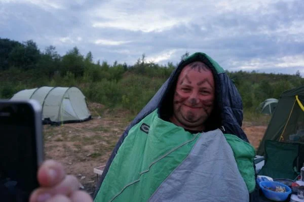 Sedrik  уже не готовится ко сну , он индеец....настоящему индейцу, завсегда везде ништяк...