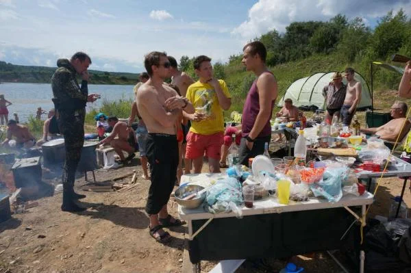 ....солнышко начинает по тихоньку припекать.....а Пётр даже не раздевался.....