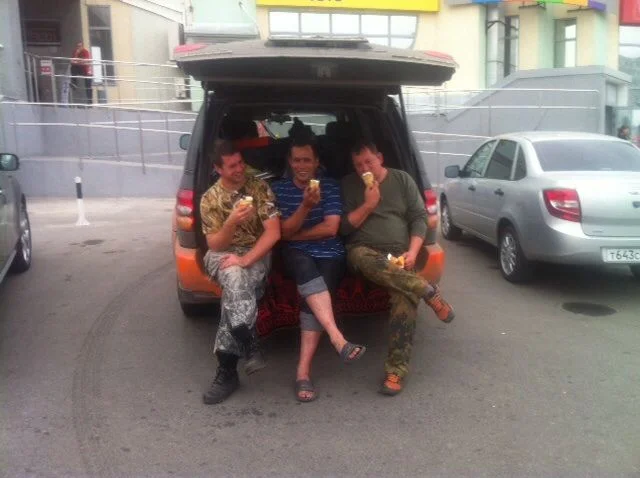 три девицы под окном