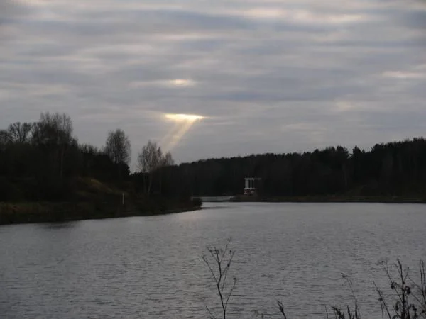 Во-о-о-н...там, где лучик, брёвнышки на дне лежат!