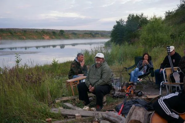 ....вот так сесть на брежку, на природе вдали от смога белокаменной , может смысл жизни в этом .....когда с природой на ты.....